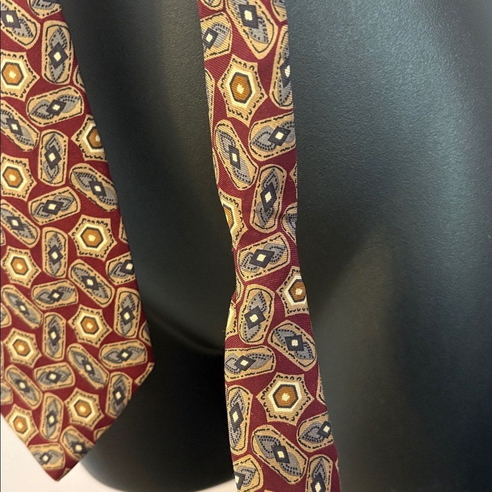 Burberrys of London Vintage Silk Burgundy Medallion Geometric Pattern Necktie - Picture 4 of 12